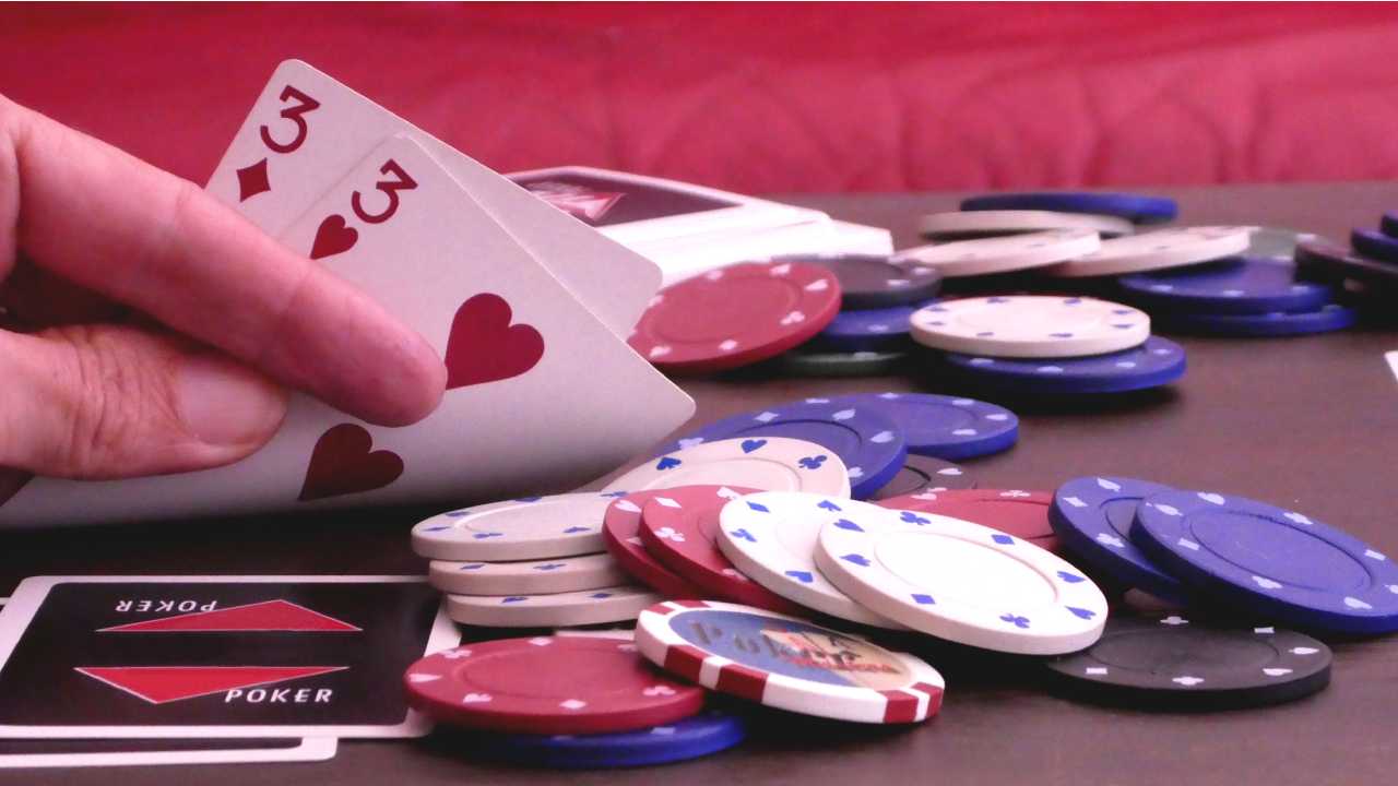 قواعد لعبة البوكر المكونة من 3 بطاقات: تعلم كيفية لعب البوكر بثلاث بطاقات عبر الإنترنت